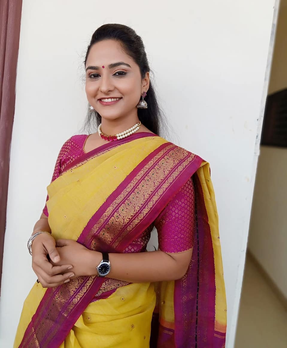 Zee Telugu Tv Anchor Kasi Annapurna In Yellow Saree Blouse